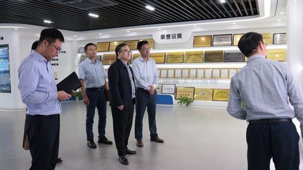 杭州市拱墅区委常委、常务副区长黄飞一行莅临樱花视频在线考察调研