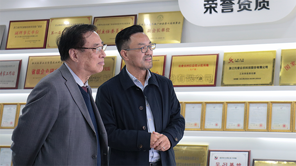 中国农业科学院原院长、中国农业国际合作促进会名誉会长翟虎渠莅临樱花视频在线考察指导