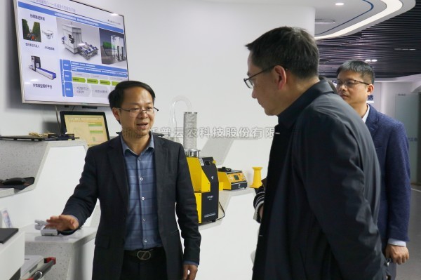 杭州市科技局党组成员、副局长楼立群一行莅临樱花视频在线考察调研