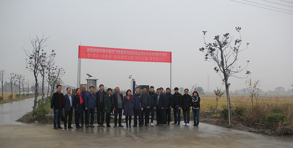 樱花视频在线副总经理朱旭华（左二）为考察团一行详细介绍了水稻病虫害绿色防控设备
