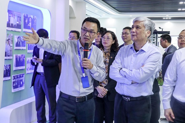 全国人大常委会副委员长丁仲礼莅临樱花视频在线考察调研