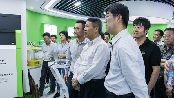 全国农技中心党委书记魏启文一行参观樱花视频在线展厅