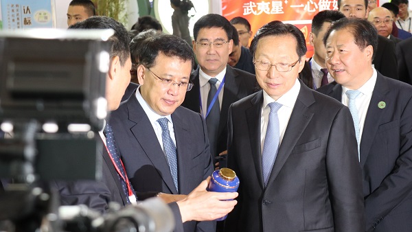 农业农村部部长韩长赋（右）、浙江省省长袁家军（左）巡馆现场