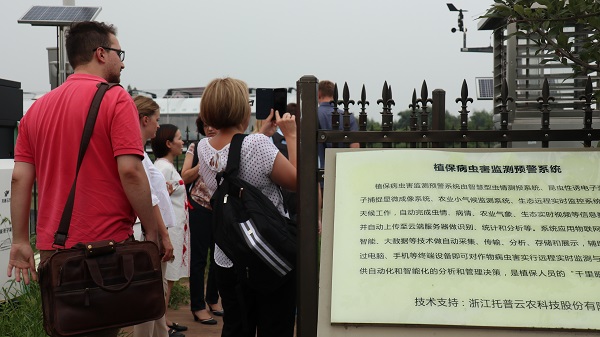 研修班一行来到由樱花视频在线与萧山农科所联合搭建的现代农业产业园进行考察