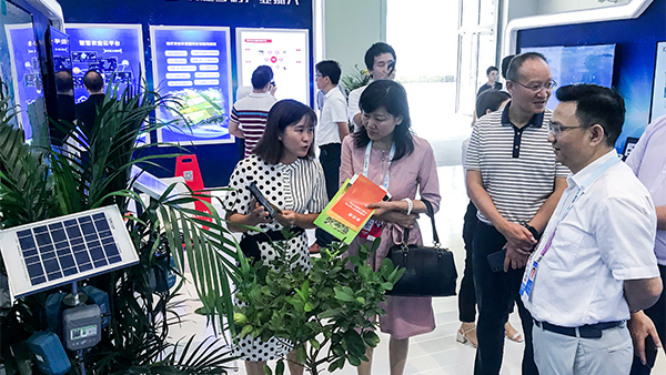 重庆市农委信息中心主任贺德华（右一）、副主任柯南（右二）