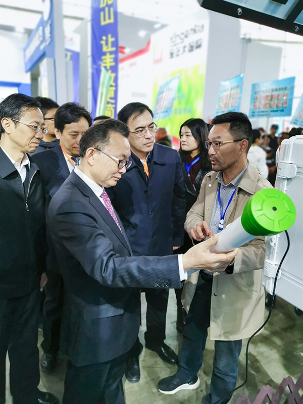 樱花视频在线董事长陈渝阳向刘天金主任介绍智能樱花视频污下载墒情监测设备