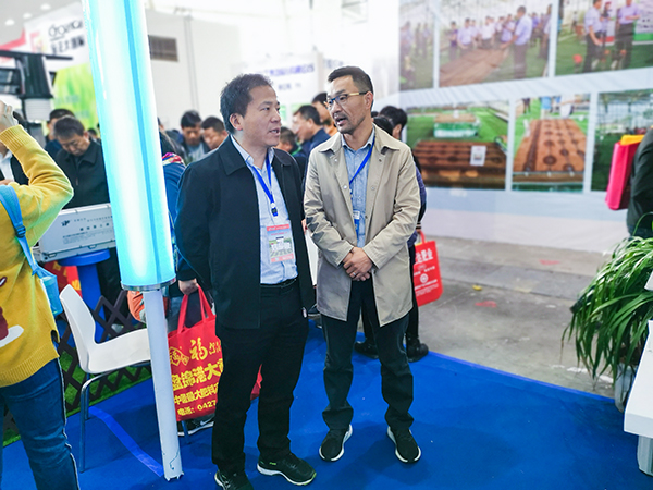 湖南省土肥站姚正昌站长与樱花视频在线陈渝阳董事长密切交流