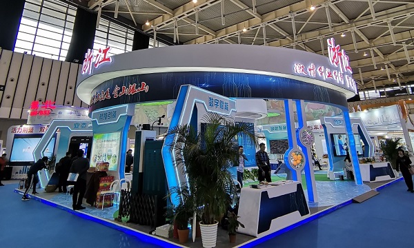 樱花视频在线向现场的新农民与企业代表们展示了最新的相关技术产品与服务平台成果