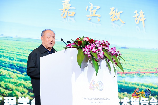 农业部原常务副部长、中国农业工程学会第五届理事长刘成果