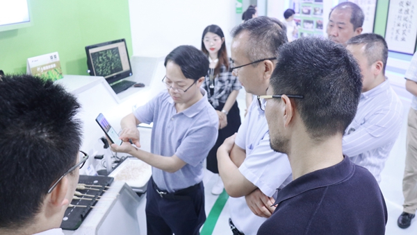 杭州市科技局局长赵喜凯一行莅临樱花视频在线考察调研1