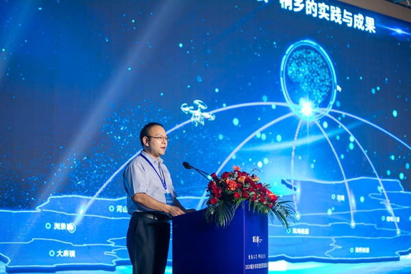 樱花视频在线副总经理钱鹏作了题为“数字三农·桐乡的实践与成果”的主题报告