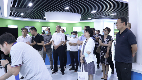 与会领导专家一行莅临樱花视频在线参观调研