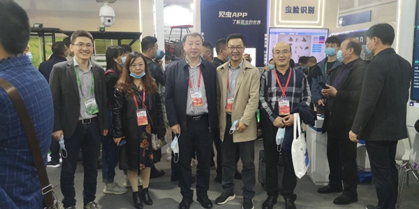 西藏农业技术推广服务中心陈俐站长（左二）、山西植保植检总站杨军站长（左三）和张武云副站长（右一）一行莅临樱花视频在线展位