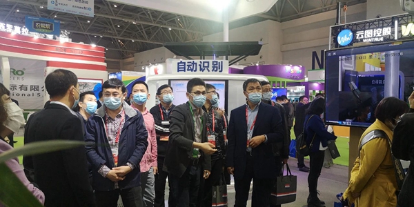 辽宁省绿色农业技术中心宋国柱主任、孟威副主任、张万民科长莅临樱花视频在线展位