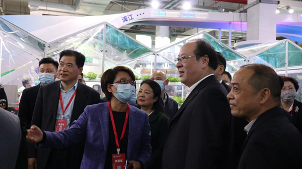 浦江县虞红梅副县长向浙江省彭佳学副省长、农业农村厅唐冬寿副厅长等领导一行介绍“超级农场”
