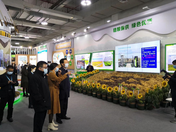第十三届全国人民代表大会华侨委员会委员王辉忠、浙江省农业农村厅厅长王通林等领导一行听取“生产科技化”建设情况