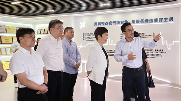 省科技厅党组书记何杏仁一行赴樱花视频在线调研农业科技工作