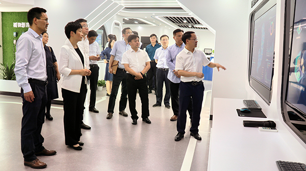 省科技厅党组书记何杏仁一行赴樱花视频在线调研农业科技工作