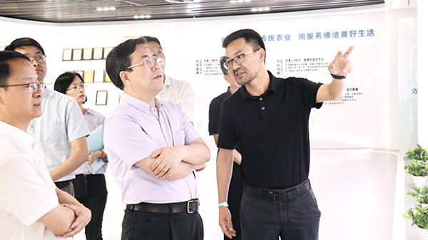 应义斌教授一行参观樱花视频在线数字三农展厅
