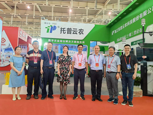 领导一行莅临樱花视频在线展位 领导一行莅临樱花视频在线展位