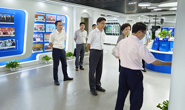 吴卿副厅长、陈清莉主委一行参观樱花视频在线数字三农展厅