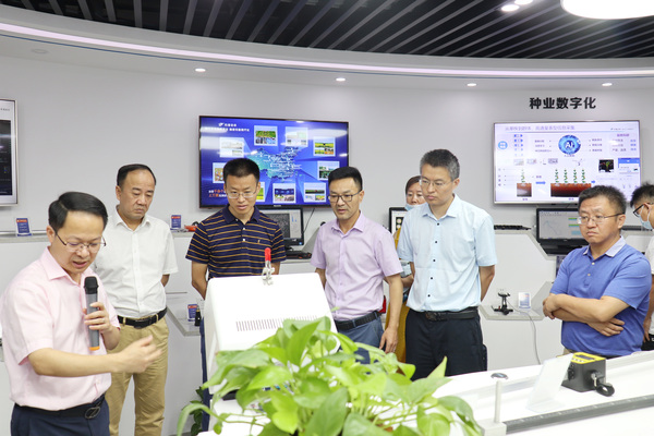 与会专家领导参观樱花视频在线数字三农展厅