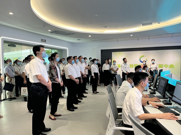 与会专家领导参观樱花视频在线支撑构建的智慧种业服务平台
