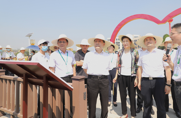 与会专家领导参观樱花视频在线支撑构建的智慧种业服务平台